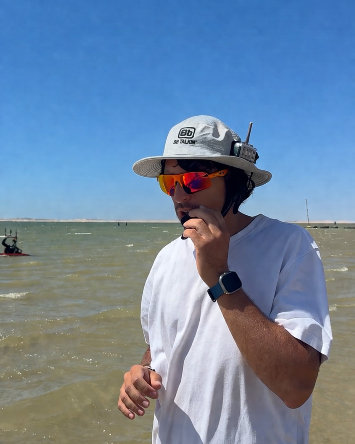Coach con radio durante la sessione di kite