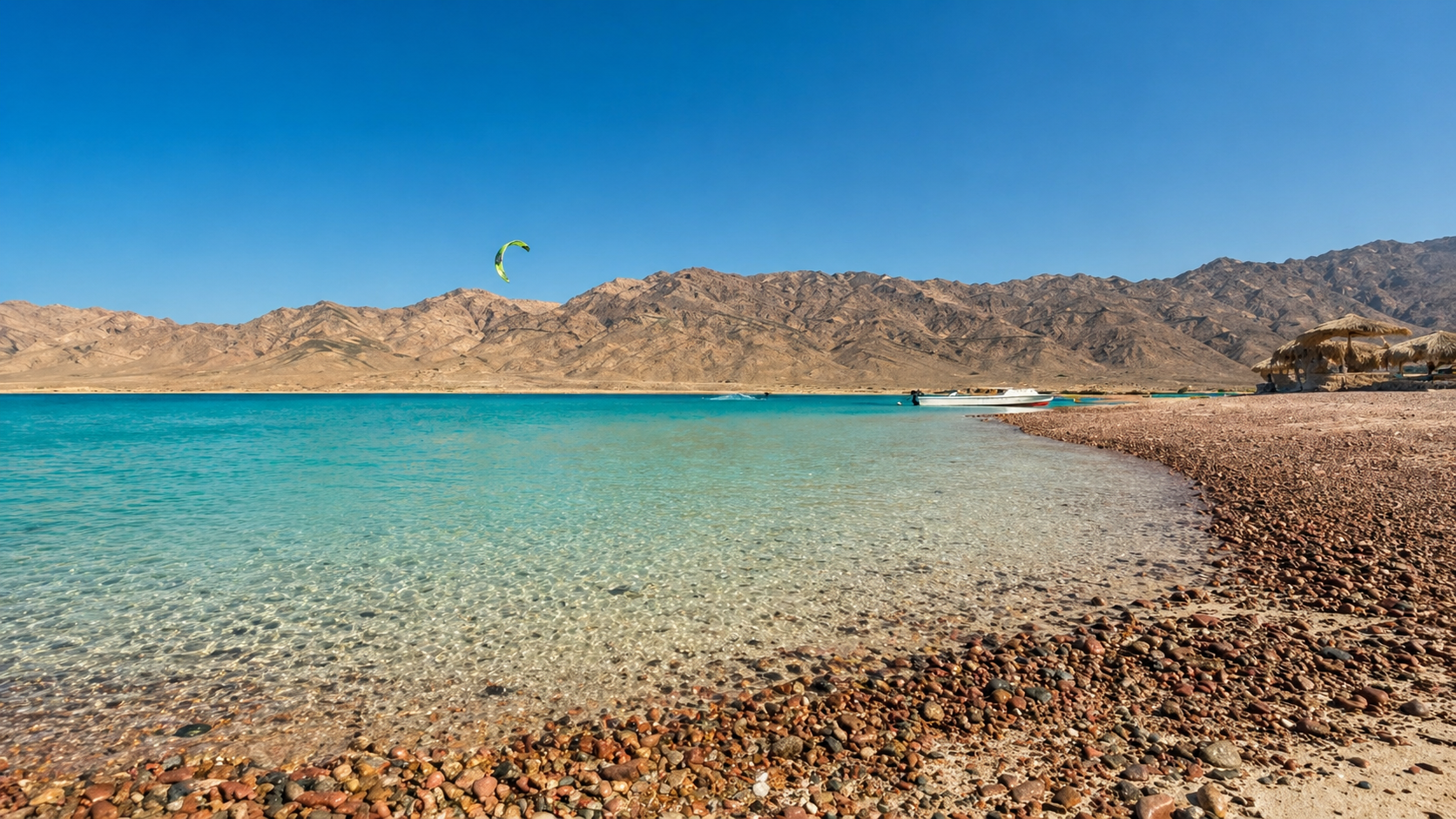 Spot kite con mare azzurro e montagne